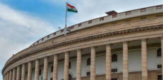 സസ്പെന്ഷനിലായ എംപിമാരെ തിരിച്ചെടുക്കണമെന്നാവശ്യപ്പെട്ടുള്ള പ്രതിഷേധത്തില് ഇരു സഭകളും ഇന്ന് തടസ്സപ്പെട്ടു