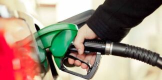 ഇന്ധനക്ഷാമം രൂക്ഷമാകുമെന്ന ഭയത്തിനിടയിൽ ഇന്ധന പരിമിതിയും വർക്ക് ഫ്രം ഹോം നിയമവും സംബന്ധിച്ച് ഡ്രൈവർമാർ മുന്നറിയിപ്പ് നൽകി