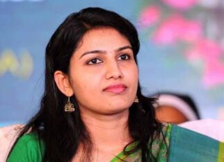 എറണാകുളത്ത് വിദ്യാഭ്യാസ സ്ഥാപനങ്ങൾക്ക് അവധി പ്രഖ്യാപിക്കാൻ വൈകിയ സംഭവത്തില് ജില്ലാ കളക്ടർ രോണു രാജിനെതിരെ ഹൈക്കോടതിയിൽ ഹർജി