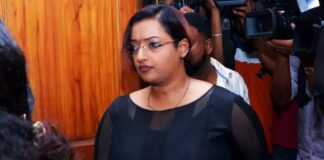 നിരോധിത സാറ്റലൈറ്റ് ഫോണുമായി പിടിയിലായ യുഎഇ പൗരനെ കുറ്റവിമുക്തനാക്കാൻ മുഖ്യമന്ത്രി കൂട്ടുനിന്നെന്ന ആരോപണവുമുമായി സ്വപ്ന സുരേഷ്