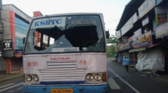 ഹർത്താലിൽ പരക്കെ ആക്രമണം: പെട്രോൾ ബോംബേറ്, പോലീസുകാരെ ബൈക്കിടിച്ചു വീഴ്ത്തി