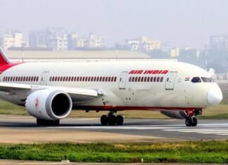 ഇന്നലെ റദ്ദാക്കിയ എയർ ഇന്ത്യ വിമാനം ഇനിയും പുറപ്പെട്ടില്ല; യാത്രക്കാർ പ്രതിഷേധത്തിൽ