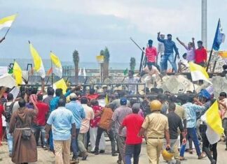 വിഴിഞ്ഞം തുറമുഖ സമരം നൂറാം ദിനം; കടലില് വള്ളം കത്തിച്ച് വൻ പ്രതിഷേധം
