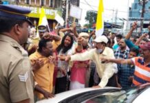 എട്ടിടത്ത് റോഡ് ഉപരോധിച്ച് വിഴിഞ്ഞം സമരക്കാർ; വിമാനയാത്ര മുടങ്ങി 55 പേർ
