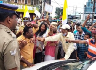 എട്ടിടത്ത് റോഡ് ഉപരോധിച്ച് വിഴിഞ്ഞം സമരക്കാർ; വിമാനയാത്ര മുടങ്ങി 55 പേർ