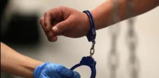 വിമാനത്താവളത്തിൽ പരസ്യമായി മൂത്രമൊഴിച്ച യുവാവിനെ അറസ്റ്റ് ചെയ്തു