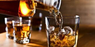 വഴിയിൽ വീണുകിട്ടിയ മദ്യം കുടിച്ച് അവശനിലയിലായ മൂന്ന് പേരിൽ ഒരാൾ മരിച്ചു