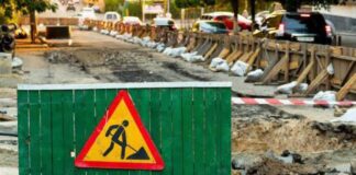 ഇരുമ്പ് കമ്പിക്ക് പകരം മരത്തടി ഉപയോഗിച്ച് കോൺക്രീറ്റിംഗ്; നാട്ടുകാര് റോഡ് നിർമ്മാണം തടഞ്ഞു