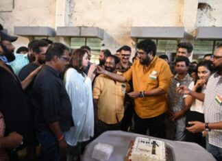 ഹണ്ടിന്റെ ലൊക്കേഷനിൽ എലോണിന്റെ വിജയാഘോഷം