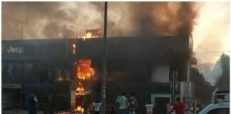 കാർ ഷോറൂമിൽ വൻ തീപിടുത്തം; രണ്ട് മണിക്കൂര് നീണ്ട പരിശ്രമത്തിനൊടുവില് തീ പൂർണമായും അണച്ചു