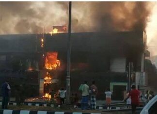 കാർ ഷോറൂമിൽ വൻ തീപിടുത്തം; രണ്ട് മണിക്കൂര് നീണ്ട പരിശ്രമത്തിനൊടുവില് തീ പൂർണമായും അണച്ചു