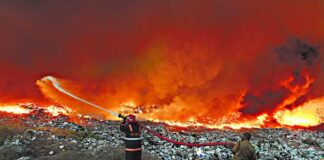 ബ്രഹ്മപുരം മാലിന്യ പ്ലാന്റിലെ തീ ഇന്നും പൂർണമായി അണയ്ക്കാനാകില്ല; തീയണയ്ക്കാൻ ഐഎൻഎസ് ഗരുഢയുടെ സേവനവും