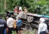 ശബരിമല തീർഥാടകരുടെ ബസ് കൊക്കയിലേക്കു മറിഞ്ഞു; ബസിൽ 9 കുട്ടികൾ ഉൾപ്പെടെ 64 പേർ