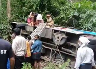 ശബരിമല തീർഥാടകരുടെ ബസ് കൊക്കയിലേക്കു മറിഞ്ഞു; ബസിൽ 9 കുട്ടികൾ ഉൾപ്പെടെ 64 പേർ