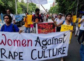 മണിപ്പൂരിൽ സ്ത്രീകളെ നഗ്നരാക്കി നടത്തിയതിൽ പൊലീസിന്റെ ഭാഗത്ത് ഗുരുതര വീഴ്ച; ഇരകൾ സഹായം തേടിയിട്ടുപോലും സംഭവസ്ഥലത്ത് ഉണ്ടായിരുന്ന പൊലീസ് സഹായിച്ചില്ല