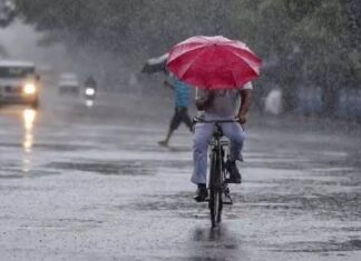 സംസ്ഥാനത്ത് കനത്തമഴ; മര്യനാട് വള്ളം മറിഞ്ഞ് മത്സ്യത്തൊഴിലാളി മരിച്ചു, മാങ്കുളത്ത് യുവാവ് പുഴയിൽ വീണ് മരിച്ചു