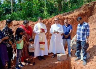 വയനാട് ദുരന്ത ബാധിതർക്കായി വാട്ടർഫോർഡ് സെന്റ് മേരീസ് സീറോ മലബാർ കമ്മ്യൂണിറ്റിയുടെ കൈത്താങ്ങ്; ഭവന നിർമാണത്തിന് തറക്കല്ലിട്ടു