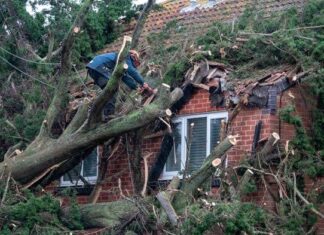 Storm Darragh: അയർലണ്ടിൽ പരക്കെ നാശനഷ്ടം, 55,000-ലധികം പ്രോപ്പർട്ടികളിൽ വൈദ്യുതി വിതരണം മുടങ്ങി