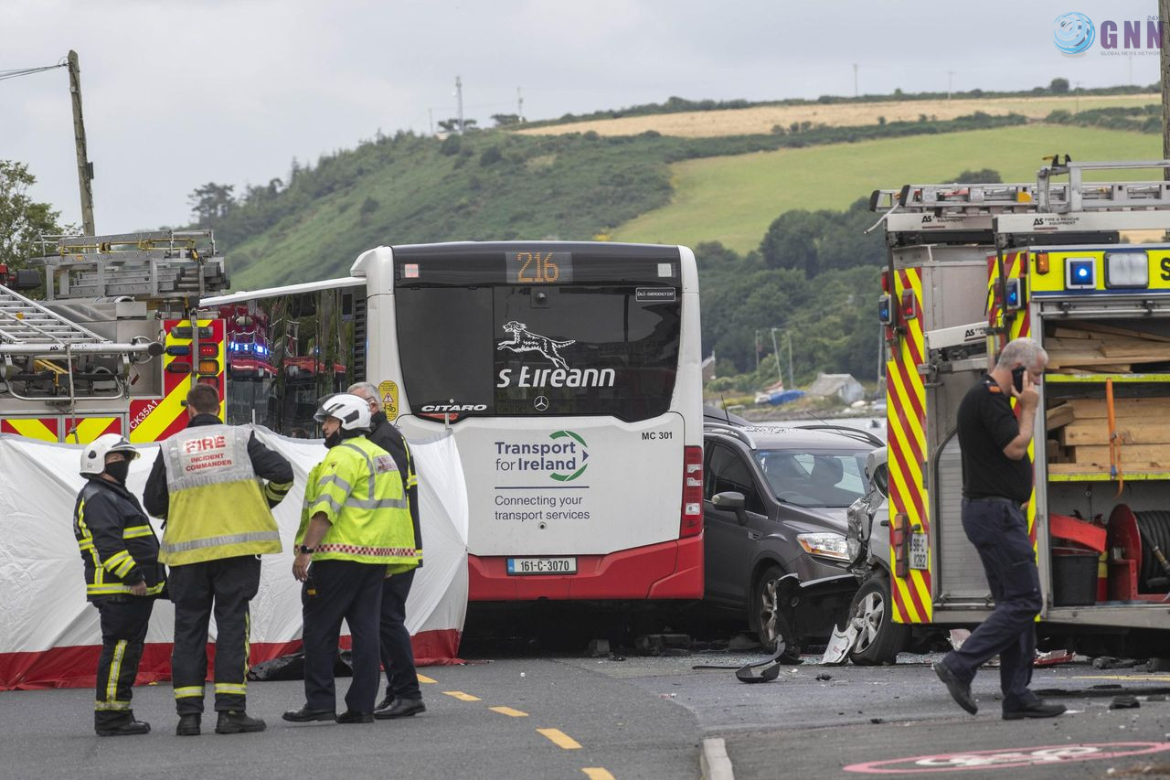 മീത്തിൽ ബസും ട്രക്കും കാറും കൂട്ടിയിടിച്ചു; രണ്ട് പേർ മരിച്ചു, നിരവധി പേർക്ക് പരിക്ക്
