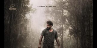 രക്തത്തിൽ കുളിച്ച ആനയുടെ പുറത്ത് മൂർച്ചയേറിയ മഴുവുമായി കൊലവിളിയോടെ വേട്ടക്കാരൻ – ആന്റെണി പെപ്പെയുടെ പുതിയ ലുക്കുമായി കാട്ടാളൻ്റെ പുതിയ പോസ്റ്റർ