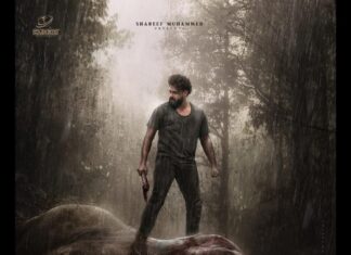 രക്തത്തിൽ കുളിച്ച ആനയുടെ പുറത്ത് മൂർച്ചയേറിയ മഴുവുമായി കൊലവിളിയോടെ വേട്ടക്കാരൻ – ആന്റെണി പെപ്പെയുടെ പുതിയ ലുക്കുമായി കാട്ടാളൻ്റെ പുതിയ പോസ്റ്റർ