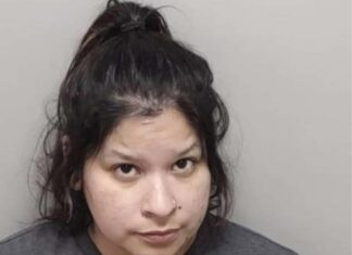 19 മൈൽ അകലെയുള്ള സ്കൂളിലേക്ക് മകനെ തനിച്ച് നടക്കാനയച്ച സംഭവത്തിൽ മാതാവ് അറസ്റ്റിൽ